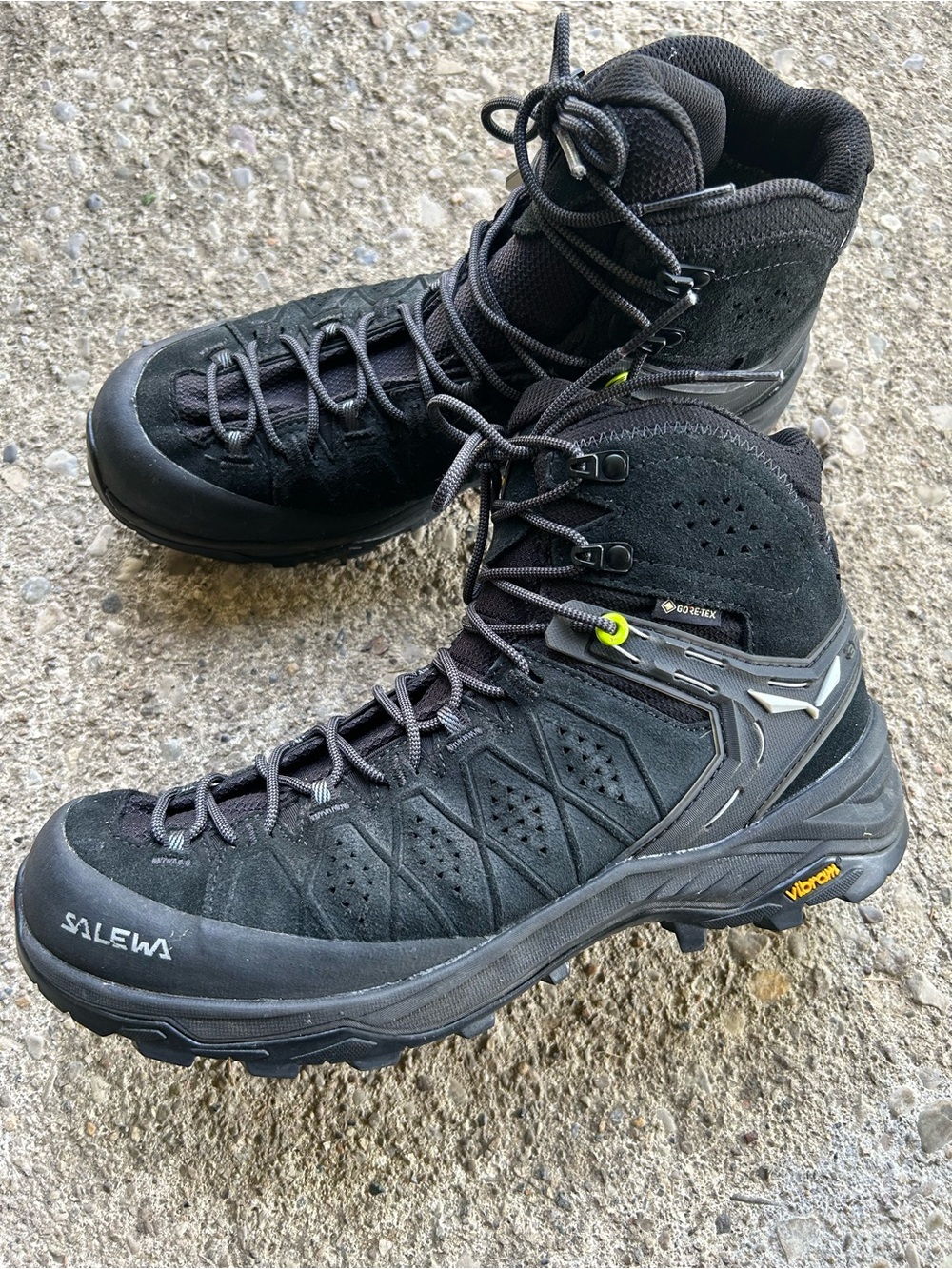 Salewa Men's Black Hiking Boots - Rugged Mid-Height Trail 9 M